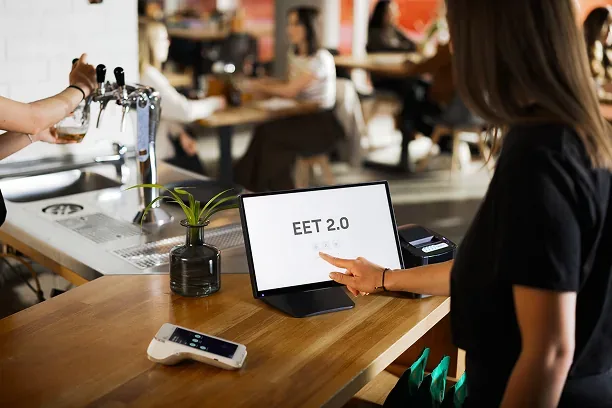 Obsluha zadává objednávku na pokladním tabletu za barem